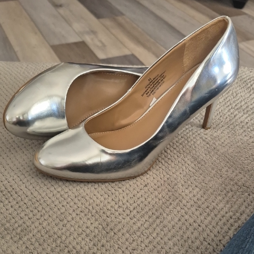 Silver Women's Heels 8.5 Just In Time For Hoidays :)